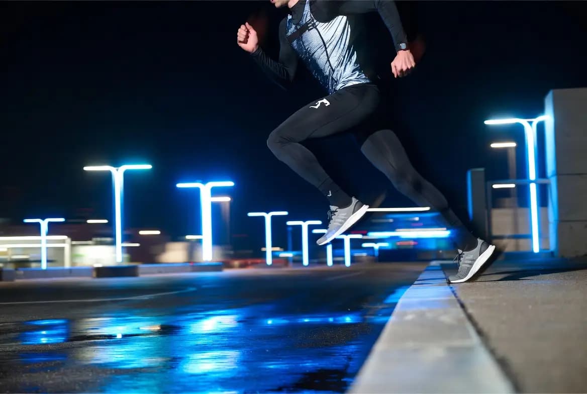 Nutze die Beispiele als Startpunkt und passe Alterseindruck, Outfit, Pose, Licht, Kamera und Stimmung an.